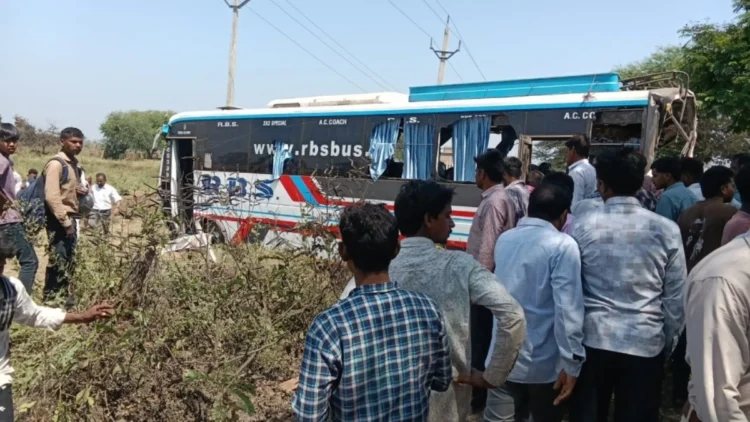 बलौदाबाजार में भीषण सड़क हादसा : बस को ट्रक ने मारी पीछे से जोरदार टक्कर, 5 की गई जान; 17 की हालत नाजुक