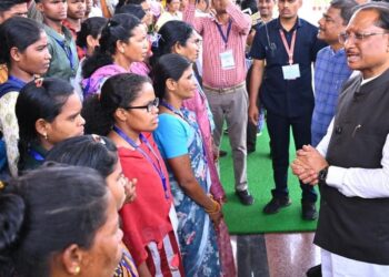 मुख्यधारा की ओर लौटता विश्वास : 140 आत्मसमर्पित नक्सलियों ने मुख्यमंत्री से की मुलाकात