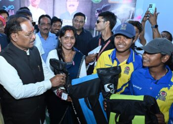 मुख्यमंत्री श्री विष्णु देव साय ने इचकेला की बालिका क्रिकेट खिलाड़ियों को किया सम्मानित: क्रिकेट किट प्रदान कर बढ़ाया उत्साह