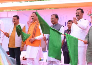 प्रदेश की लाइफलाइन हुई सशक्त: मुख्यमंत्री श्री विष्णुदेव साय ने 370 नई एम्बुलेंस को दिखाई हरी झंडी