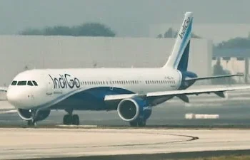 Indigo Flight Emergency Landing: विशाखापत्तनम से आ रही IndiGo फ्लाइट का इंजन फेल, दिल्ली एयरपोर्ट पर फुल इमरजेंसी लैंडिंग, बाल-बाल बचे 161 यात्री