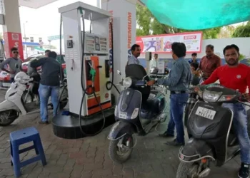 India LPG Crisis: मिडिल ईस्ट में जारी तनाव के बीच मोदी सरकार का बड़ा फैसला, अब पेट्रोल पंपों पर होगी केरोसिन की बिक्री