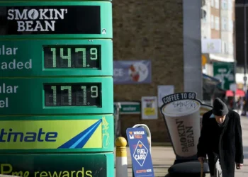 सरकारी दफ्तरों में छुट्टियां, पेट्रोल-डीजल का कोटा फिक्स; ईरान युद्ध ने दुनियाभर में कैसे मचाई अफरा-तफरी?