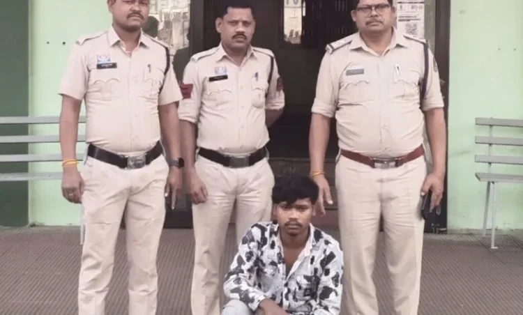 Raigarh News : नाबालिग बालिका से छेड़खानी के मामले में रायगढ़ पुलिस की त्वरित कार्रवाई, आरोपी युवक गिरफ्तार