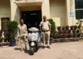 Raigarh News : होली के दिन चोरी स्कूटी का आरोपी गिरफ्तार, बेचने ग्राहक तलाशते पकड़ा गया