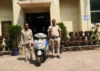 Raigarh News : होली के दिन चोरी स्कूटी का आरोपी गिरफ्तार, बेचने ग्राहक तलाशते पकड़ा गया