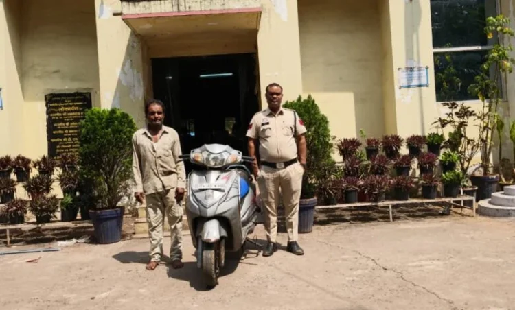 Raigarh News : होली के दिन चोरी स्कूटी का आरोपी गिरफ्तार, बेचने ग्राहक तलाशते पकड़ा गया