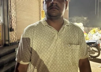 Raigarh News : “ऑपरेशन प्रहार” के तहत अवैध कबाड़ परिवहन पर कार्रवाई — टाटा माजदा वाहन सहित 4180 किलो कबाड़ जब्त