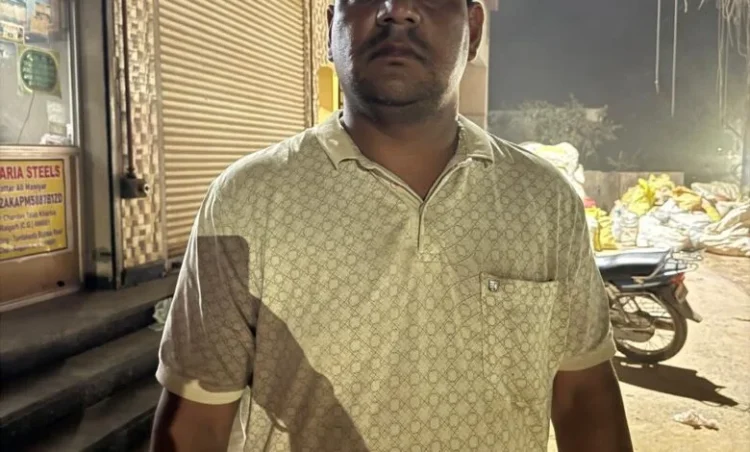 Raigarh News : “ऑपरेशन प्रहार” के तहत अवैध कबाड़ परिवहन पर कार्रवाई — टाटा माजदा वाहन सहित 4180 किलो कबाड़ जब्त