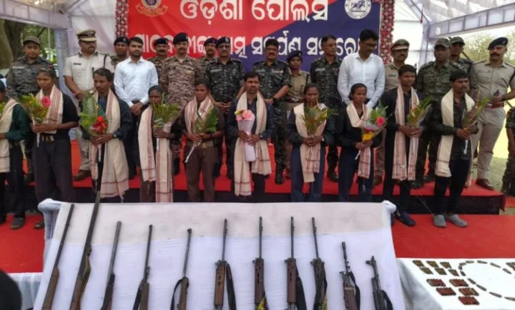 Naxalites Surrender: 63 लाख के इनामी 11 नक्सलियों ने छोड़े हथियार; पुलिस के सामने किया सरेंडर, IED सहित विस्फोटक सामग्री बरामद