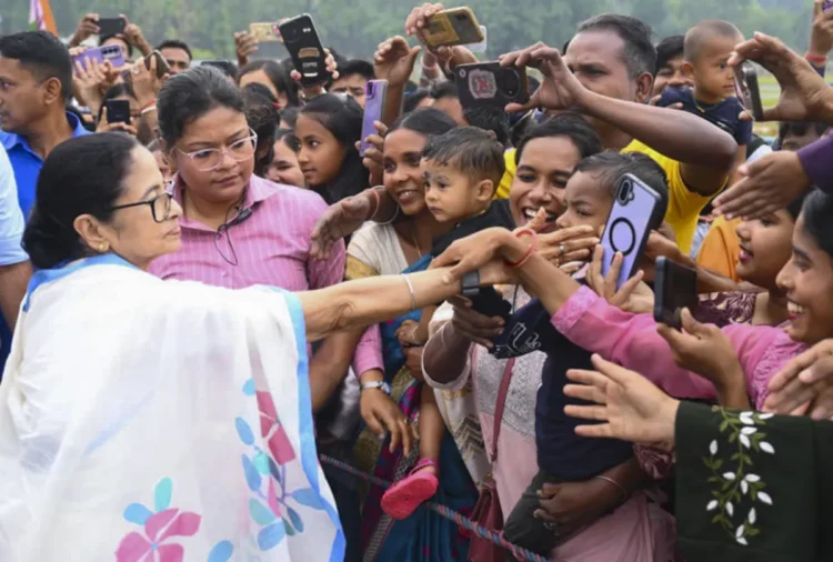 पश्चिम बंगाल चुनाव से पहले सीएम ममता बनर्जी ने इन पदों से दिया इस्तीफा, जानिए क्या है वजह