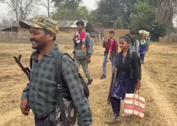 बस्तर में लाल आतंक का सूर्यास्त, 25 लाख का इनामी कमांडर पापाराव 17 माओवादियों के साथ सरेंडर को निकला, कल IG के सामने समर्पण