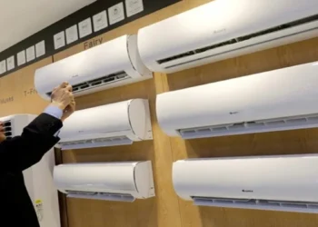 गर्मी से पहले बड़ा झटका! इस बार AC खरीदना पड़ेगा महंगा, LPG संकट ने बिगाड़ा कंपनियों का खेल