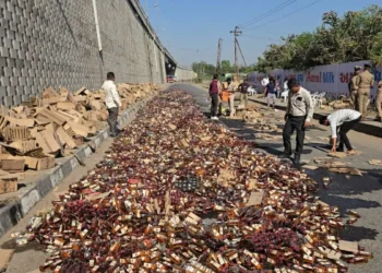 गुजरात में शराब माफियाओं पर बड़ा एक्शन, 1.2 करोड़ रुपए की विदेशी शराब पर चला बुलडोजर, देखें VIDEO
