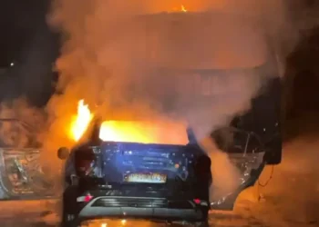 तेज रफ्तार कार के खड़ी बस में टक्कर मारने से लगी भीषण आग, धू-धूकर जलीं दोनों गाड़ियां