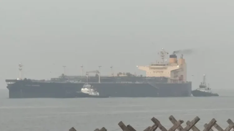 मध्य-पूर्व में जारी जंग के बीच खुशखबरी! LPG लेकर भारत के पोर्ट पर पहुंचा जहाज