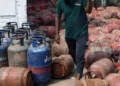 देश में गैस की किल्लत के बीच LPG सिलेंडर चोरी की बड़ी वारदात, टेम्पो का लॉक तोड़ चुरा ले गए 27 सिलेंडर