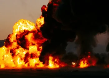 ईरान के मिसाइल हमले से भारत को बड़ा झटका! कतर का गैस प्लांट तबाह, 20% आयात ठप; इंडस्ट्री पर मंडराया खतरा