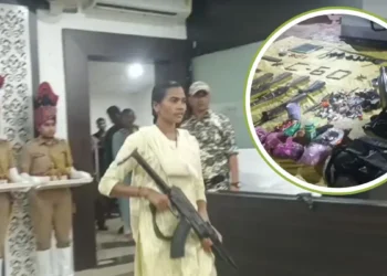 गढ़चिरौली में 9 खूंखार माओवादियों का सरेंडर, इनमें महिलाएं भी शामिल, 30 लाख का था इनाम, हथियार भी सौंपे-VIDEO