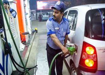 पेट्रोल और डीजल पर उत्पाद शुल्क में ₹10 प्रति लीटर की भारी कटौती, जानें नई दरें, क्या सस्ते होंगे ईंधन