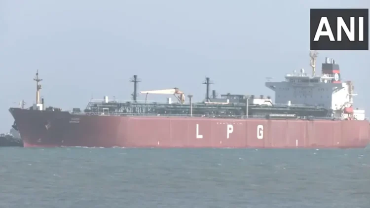 मुंद्रा पोर्ट पहुंचा LPG टैंकर ‘शिवालिक’, ईरान से सुरक्षित निकाले गए सैकड़ों भारतीय, शिपिंग और विदेश मंत्रालय का बड़ा अपडेट
