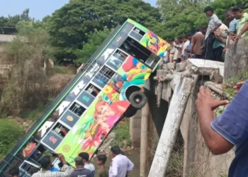 Karnataka Accident news: बड़ा हादसा; बेकाबू होकर गहरी नदी में गिरी यात्रियों से भरी बस, 40 से ज्यादा यात्री थे सवार