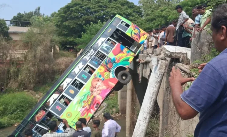 Karnataka Accident news: बड़ा हादसा; बेकाबू होकर गहरी नदी में गिरी यात्रियों से भरी बस, 40 से ज्यादा यात्री थे सवार