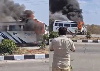 यात्रियों से भरी चलती मिनी ट्रैवलर बस में लगी भयानक आग, निकलकर भागे लोग; ऐसे बची जान