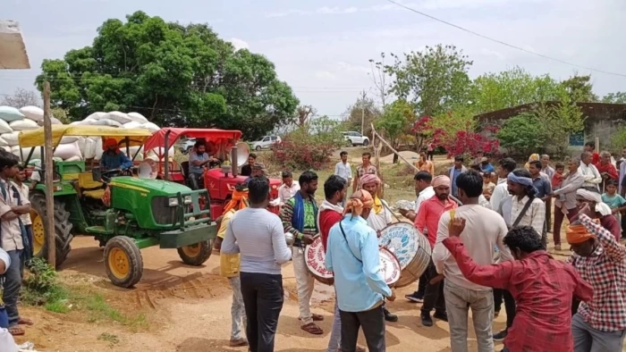 बलरामपुर में ‘बैंड-बाजे’ के साथ धान बेचने पहुंचा किसान, प्रशासन ने किया था मना; हाईकोर्ट के आदेश पर झुका तंत्र