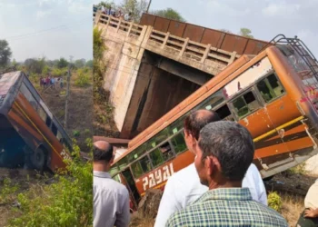 बालोद में रेलवे ट्रैक के पास खाई में गिरी बस, बाल-बाल बचे यात्री