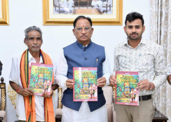 मुख्यमंत्री श्री विष्णुदेव साय ने पद्मश्री जागेश्वर यादव के जीवन पर आधारित पुस्तक “बिरहोर जननायक” का किया विमोचन