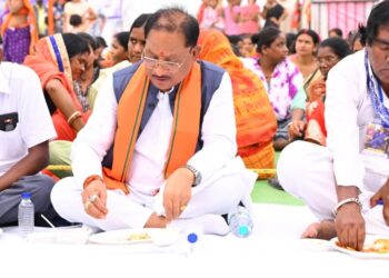 संविधान के मूल्यों को जन-जन तक पहुंचाने का संकल्प: समरसता भोज में शामिल हुए मुख्यमंत्री श्री साय