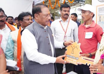 सिलगेर के माड़वी कोसा ने अपने हाथों से बनाया अपना घर, मुख्यमंत्री ने सौंपी खुशियों की चाबी