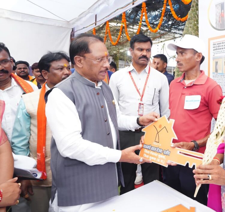 सिलगेर के माड़वी कोसा ने अपने हाथों से बनाया अपना घर, मुख्यमंत्री ने सौंपी खुशियों की चाबी