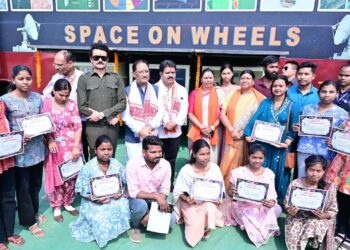 ‘स्पेस ऑन व्हील्स’ बना जशपुर के बच्चों के लिए अंतरिक्ष ज्ञान का चलता-फिरता विद्यालय