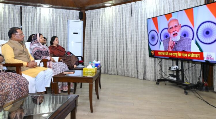 मुख्यमंत्री श्री विष्णुदेव साय ने आज राजधानी रायपुर स्थित मुख्यमंत्री निवास में प्रधानमंत्री श्री नरेंद्र मोदी के नारी शक्ति वंदन अधिनियम के सम्बन्ध में राष्ट्र के नाम प्रसारित संबोधन का श्रवण किया