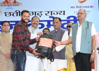 मुख्यमंत्री श्री विष्णु देव साय ने हज यात्रियों को वितरित किया फर्स्ट एड किट: सफल हज यात्रा के लिए शुभकामना देकर यात्रियों का किया स्वागत