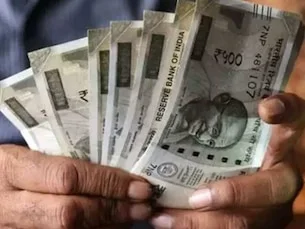 Salary hike : बैंक कर्मचारियों की जल्द बढ़ेगी सैलरी, वित्त मंत्रालय ने जारी किया आदेश