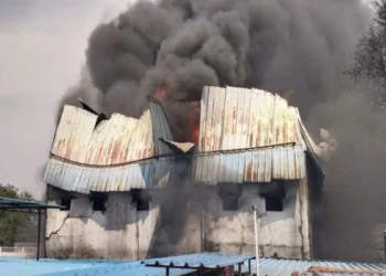 Cg latest news: पटाखा- प्लास्टिक दुकान में लगी भीषण आग, रिहायशी इलाके में मची अफरा-तफरी; लाखों का नुकसान