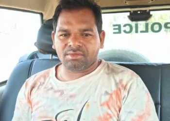 Raigarh News : “ऑपरेशन आघात” के तहत घरघोड़ा पुलिस की बड़ी कार्रवाई — 190 लीटर महुआ शराब जब्त, आरोपी गिरफ्तार