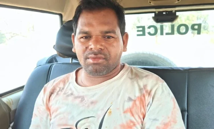 Raigarh News : “ऑपरेशन आघात” के तहत घरघोड़ा पुलिस की बड़ी कार्रवाई — 190 लीटर महुआ शराब जब्त, आरोपी गिरफ्तार