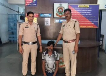 Raigarh News : पड़ोसी की गंदी हरकतों से सहमी बच्ची, कोतरारोड़ पुलिस ने आरोपी को दबोचा,SSP शशि मोहन सिंह का संदेश —“महिला एवं नाबालिगों से जुड़े अपराधों पर रायगढ़ पुलिस जीरो टॉलरेंस की नीति से कार्य कर रही है”