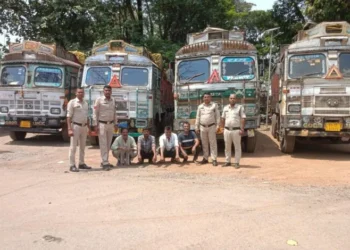 Raigarh News : “ऑपरेशन_प्रहार” के तहत रायगढ़ पुलिस की बड़ी कार्रवाई— 4 ट्रकों से 82 लाख से अधिक का अवैध कबाड़ जब्त