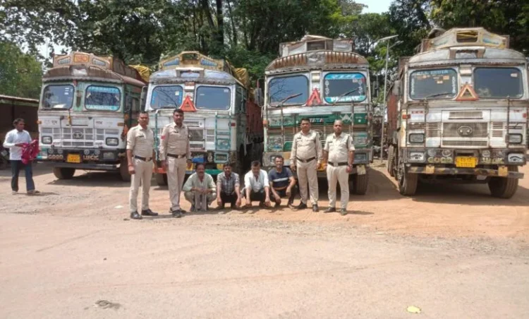 Raigarh News : “ऑपरेशन_प्रहार” के तहत रायगढ़ पुलिस की बड़ी कार्रवाई— 4 ट्रकों से 82 लाख से अधिक का अवैध कबाड़ जब्त