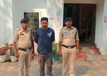 Raigarh News : जमीन विवाद बदमाश को दखल पड़ा भारी—कोतवाली पुलिस की सख्ती, गुंडा बदमाश दुर्गेश महंत पर प्रतिबंधात्मक कार्रवाई कर भेजा जेल