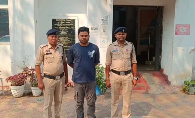 Raigarh News : जमीन विवाद बदमाश को दखल पड़ा भारी—कोतवाली पुलिस की सख्ती, गुंडा बदमाश दुर्गेश महंत पर प्रतिबंधात्मक कार्रवाई कर भेजा जेल