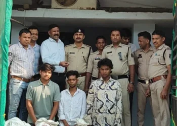 Raigarh News: “ऑपरेशन आघात” में सप्ताह के भीतर अवैध गांजा पर तीसरी बड़ी कार्रवाई—खरसिया में 52 किलो गांजा के साथ तीन तस्कर गिरफ्तार