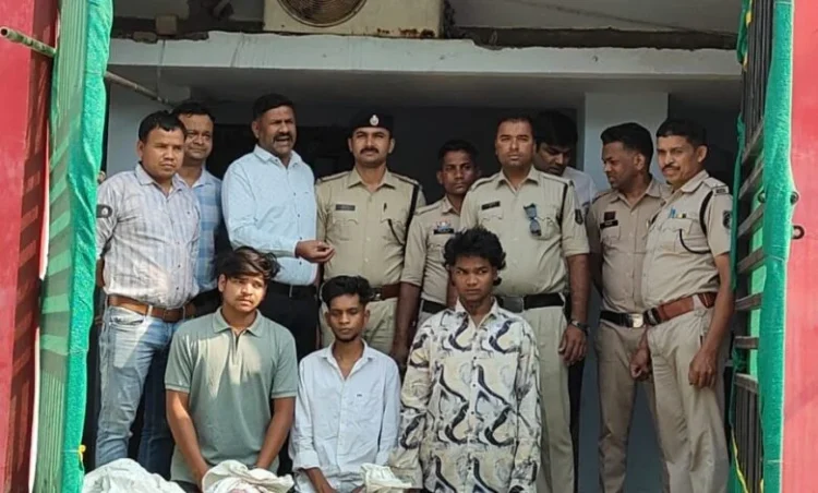 Raigarh News: “ऑपरेशन आघात” में सप्ताह के भीतर अवैध गांजा पर तीसरी बड़ी कार्रवाई—खरसिया में 52 किलो गांजा के साथ तीन तस्कर गिरफ्तार