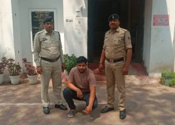 Raigarh News:ऑपरेशन अंकुश” का असर— एक और बड़े सट्टा खाईवाल एजाज खान ने कोतवाली पुलिस के सामने किया सरेंडर