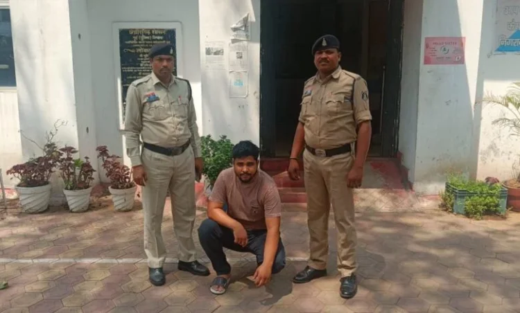 Raigarh News:ऑपरेशन अंकुश” का असर— एक और बड़े सट्टा खाईवाल एजाज खान ने कोतवाली पुलिस के सामने किया सरेंडर